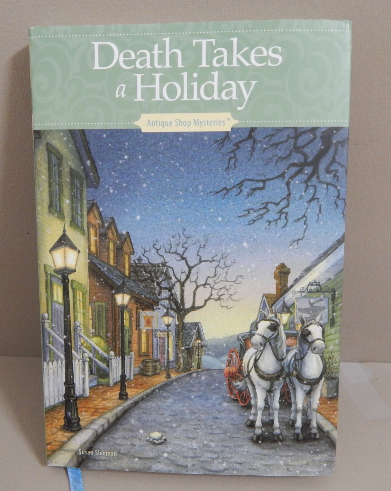 DEATH TAKES A HOLIDAY Antique Shop Mysteries Susan Sleeman HC/DJ 2021 Annie’s