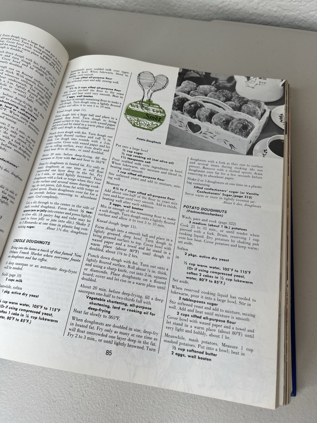 The New World Encyclopedia of Cooking 1972 1st Ed Hardcover Color Photos Vintage