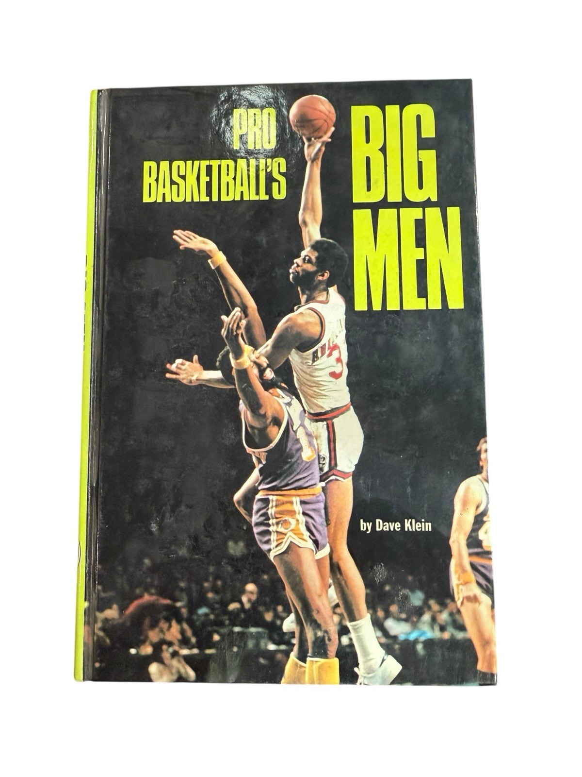 Pro Basketball’s Big Men Book By David Klein Hardback Sports 1973