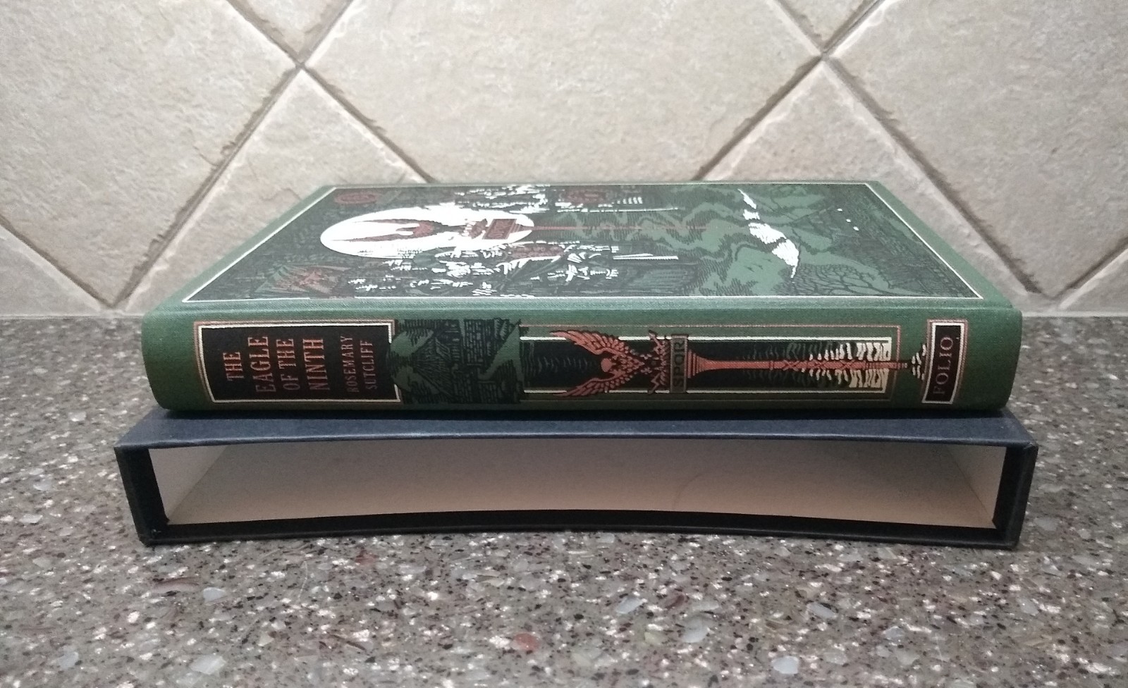 THE EAGLE OF THE NINTH ROSEMARY SUTCLIFF FOLIO SOCIETY EX CONDITION FREE SHIP